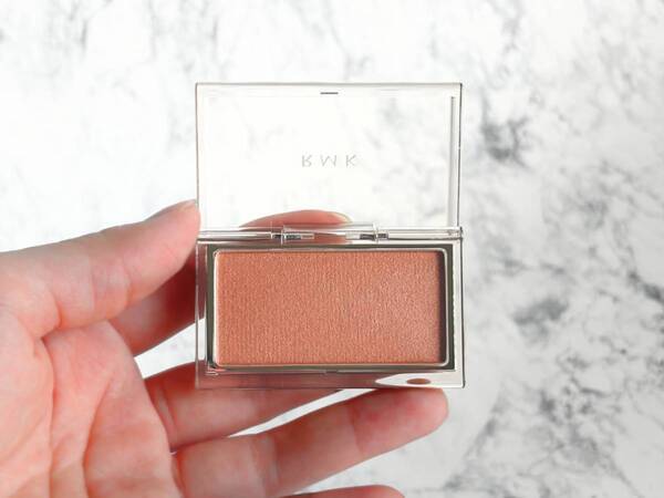 アラサーの肌色にマッチ。RMK「ピュア コンプレクション ブラッシュ」の熟したオレンジで彩るじゅわっとチーク