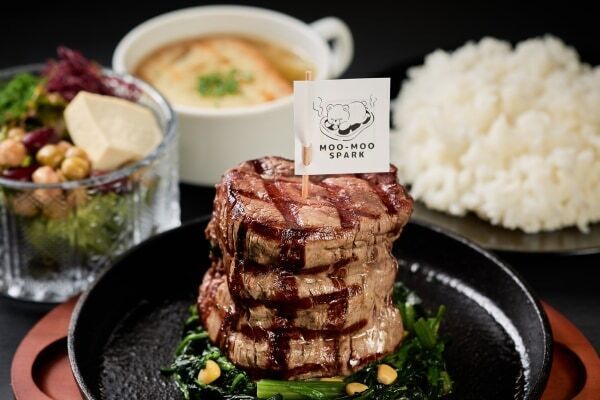 【沖縄/那覇】かわいい×背徳感がたまらん！　とろける「くま型バター」＆極厚ステーキの「MOO-MOO SPARK」オープン