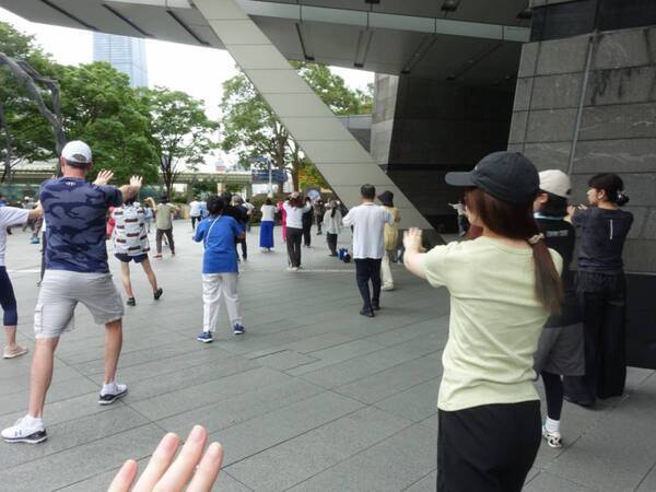 都会の真ん中で「動く瞑想」!?　六本木ヒルズ「朝の太極拳」に行ってみたらスゴかった