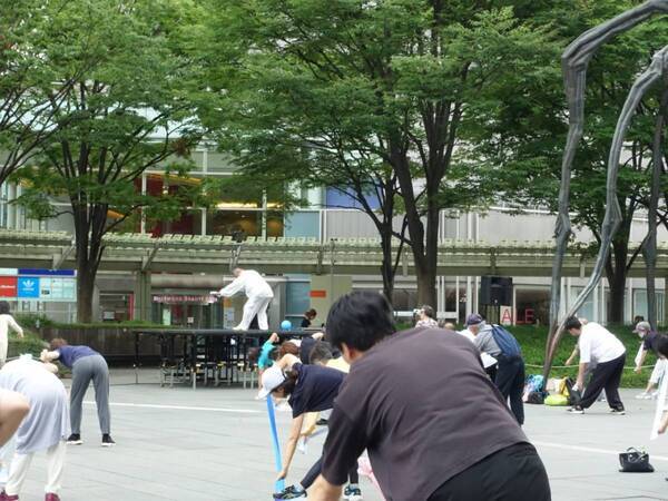 都会の真ん中で「動く瞑想」!?　六本木ヒルズ「朝の太極拳」に行ってみたらスゴかった