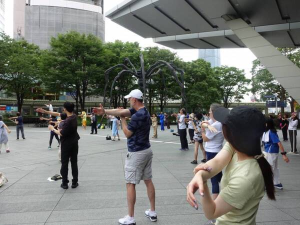 都会の真ん中で「動く瞑想」!?　六本木ヒルズ「朝の太極拳」に行ってみたらスゴかった