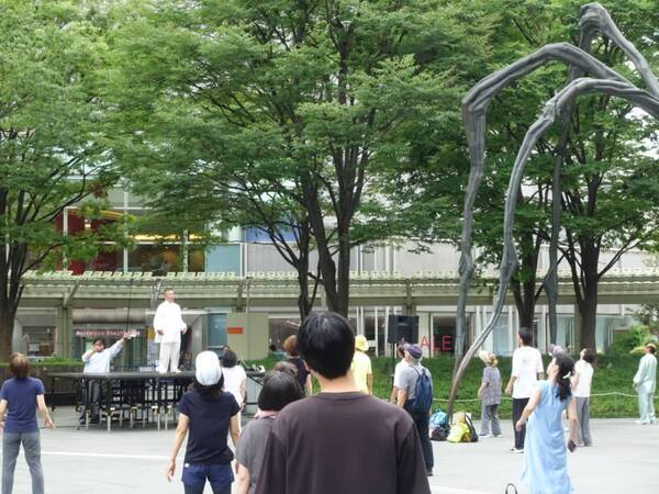 都会の真ん中で「動く瞑想」!?　六本木ヒルズ「朝の太極拳」に行ってみたらスゴかった