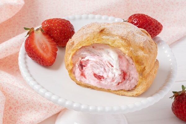 【ビアードパパ】期間限定シュー「ストロベリーチーズケーキ」が今年も登場！　苺の甘酸っぱさ×クリームチーズのコクが相性抜群