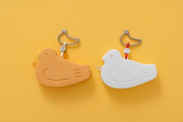 【鳩サブレー】8月10日は鳩の日！　鳩サブレー1枚がぴったり収まるシリコンポーチ「はとっこ」を鳩の日限定で発売