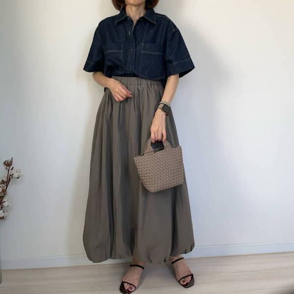 【ユニクロ】1,290円で夏から秋まで！　「デニムボクシーシャツ」が着回しに優秀