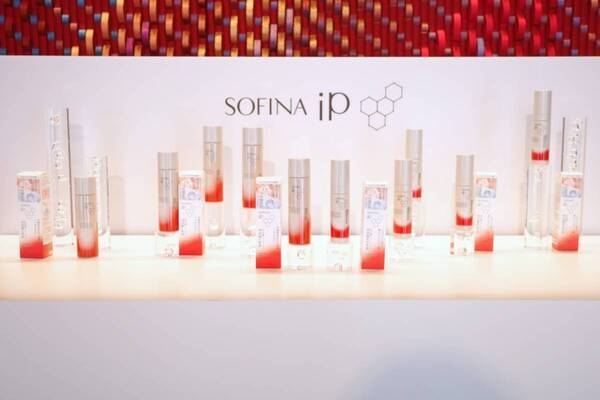 スマホ・PCを長時間使った後のお疲れ顔は“折り目ジワ”のせいかも……。SOFINA iPの新エイジング化粧液・乳液をスキンケア迷子に進めたい理由