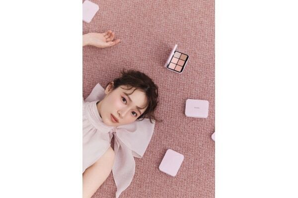 櫻坂46・守屋麗奈の多幸感フェイスの秘密。SNIDEL BEAUTY、ベスコス受賞アイテムを使用したメイクレシピ公開