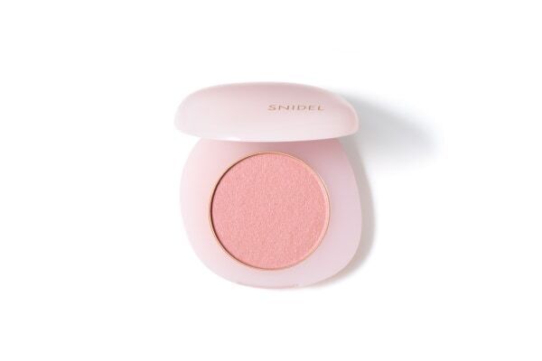 櫻坂46・守屋麗奈の多幸感フェイスの秘密。SNIDEL BEAUTY、ベスコス受賞アイテムを使用したメイクレシピ公開