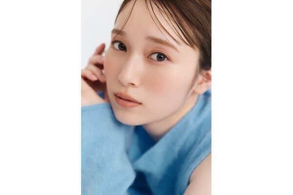 櫻坂46・守屋麗奈の多幸感フェイスの秘密。SNIDEL BEAUTY、ベスコス受賞アイテムを使用したメイクレシピ公開