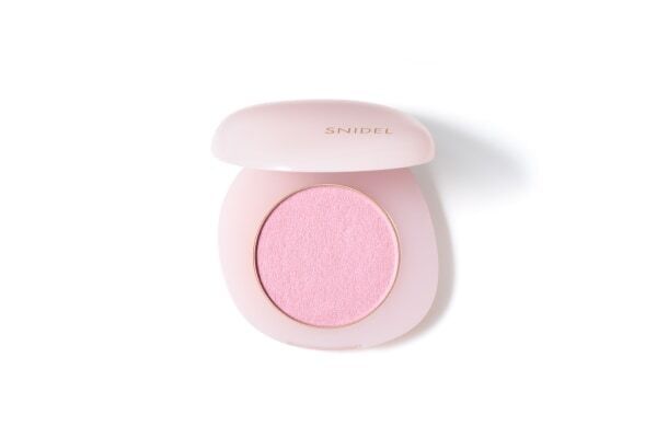 櫻坂46・守屋麗奈の多幸感フェイスの秘密。SNIDEL BEAUTY、ベスコス受賞アイテムを使用したメイクレシピ公開
