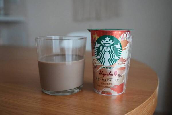 スタバの新作チルドカップ、どっちを選ぶ？　濃厚「ホワイトショコラ」と香ばしい「ほうじ茶」を飲み比べ