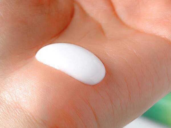 湿気による髪のうねり・乾燥の広がりをまるっとケア。肌ラボ・極潤からヒントを得たGyutto「コルセットヘアミルク」
