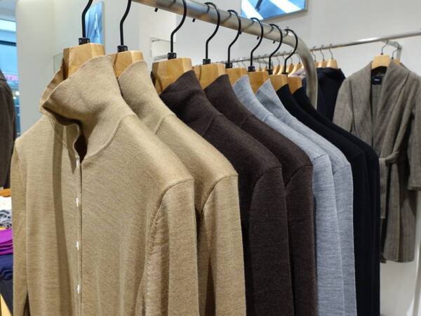 この秋、何着る？　新たに誕生した「Theory 自由が丘店」で出会う、上質な秋のワードローブ3選