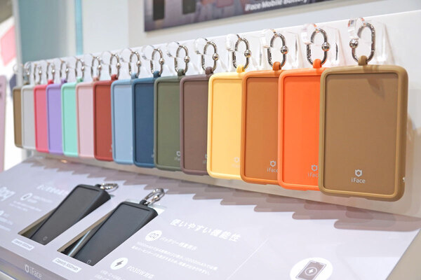 大人女子にぴったりなカラーも。全16色のiFace 新モバイルバッテリー「SafePaq」がかわいくて軽くて安全までばっちりだった