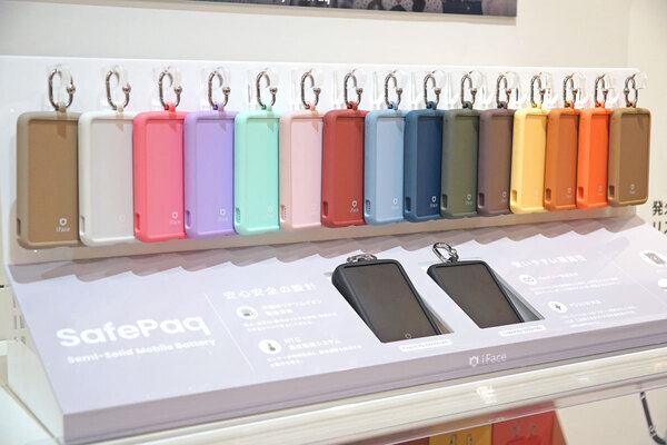 大人女子にぴったりなカラーも。全16色のiFace 新モバイルバッテリー「SafePaq」がかわいくて軽くて安全までばっちりだった