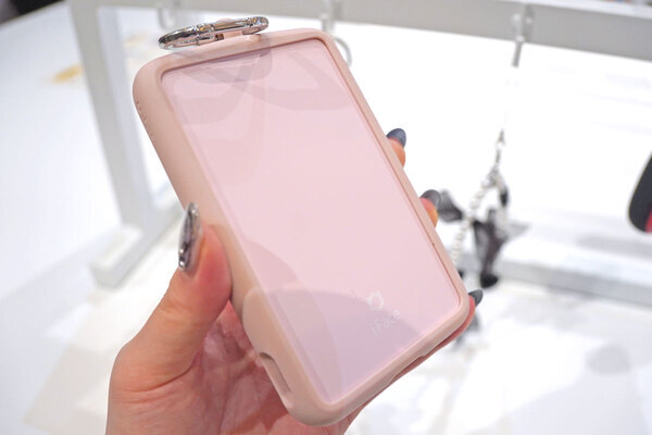 大人女子にぴったりなカラーも。全16色のiFace 新モバイルバッテリー「SafePaq」がかわいくて軽くて安全までばっちりだった