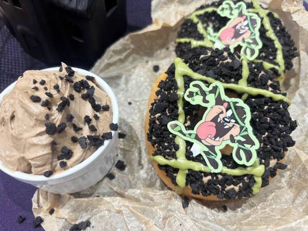 箱を開けた瞬間「かわいい！」クリスピー・クリーム・ドーナツ×ルーニー・テューンズのハロウィン限定ドーナツを実食