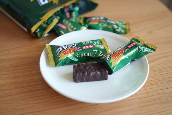 【ブラックサンダー新作】甘すぎなくてザクザクおいしい！　ダークチョコ好きも大満足した「ミニバーCacao72%」