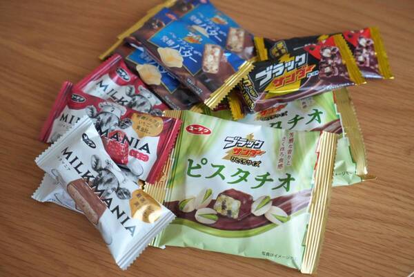 【ブラックサンダー新作】甘すぎなくてザクザクおいしい！　ダークチョコ好きも大満足した「ミニバーCacao72%」