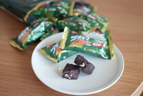 【ブラックサンダー新作】甘すぎなくてザクザクおいしい！　ダークチョコ好きも大満足した「ミニバーCacao72%」