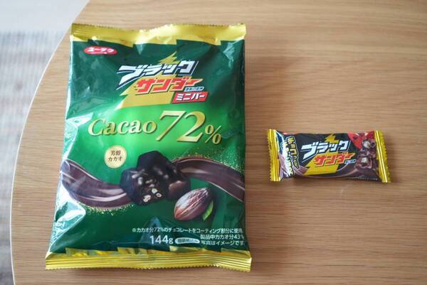 【ブラックサンダー新作】甘すぎなくてザクザクおいしい！　ダークチョコ好きも大満足した「ミニバーCacao72%」