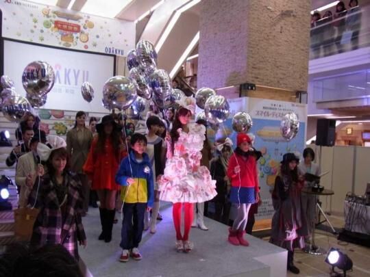小田急百貨店開店50周年記念して、文化学園大学とファッションショーを披露