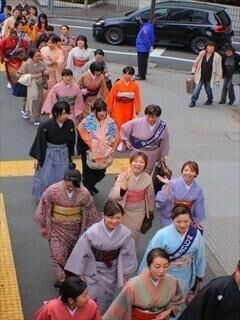 ハクビ京都きもの学院渋谷校 「きものでパレード2012開催」 きものを着た約100名の参加者が渋谷、原宿を行進