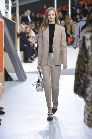 過去から未来へ続くルイ・ヴィトン【2015-16秋冬ウィメンズ】