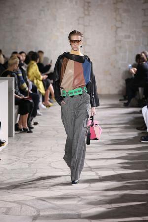 ロエベはレトロとフューチャーを現代に飲み込む【2015-16秋冬ウィメンズ】