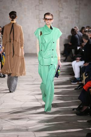 ロエベはレトロとフューチャーを現代に飲み込む【2015-16秋冬ウィメンズ】