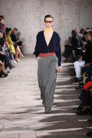 ロエベはレトロとフューチャーを現代に飲み込む【2015-16秋冬ウィメンズ】