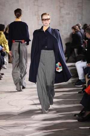 ロエベはレトロとフューチャーを現代に飲み込む【2015-16秋冬ウィメンズ】