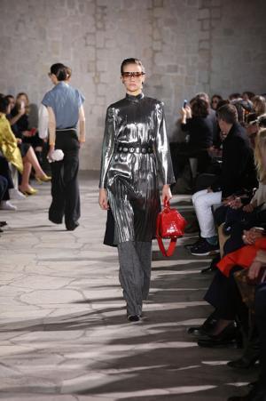 ロエベはレトロとフューチャーを現代に飲み込む【2015-16秋冬ウィメンズ】