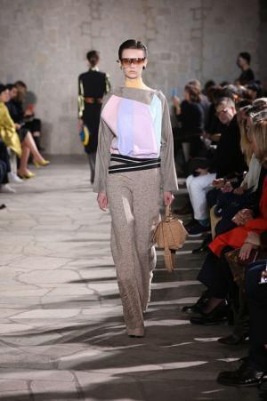 ロエベはレトロとフューチャーを現代に飲み込む【2015-16秋冬ウィメンズ】