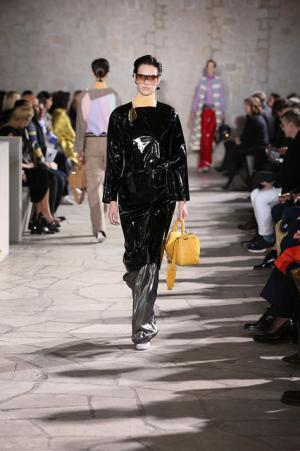 ロエベはレトロとフューチャーを現代に飲み込む【2015-16秋冬ウィメンズ】