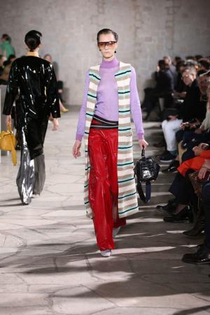 ロエベはレトロとフューチャーを現代に飲み込む【2015-16秋冬ウィメンズ】