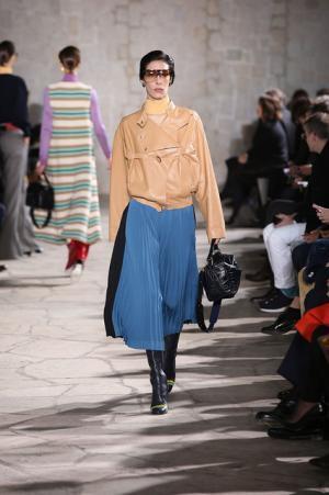 ロエベはレトロとフューチャーを現代に飲み込む【2015-16秋冬ウィメンズ】