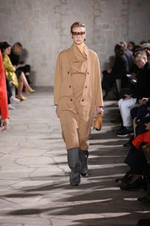 ロエベはレトロとフューチャーを現代に飲み込む【2015-16秋冬ウィメンズ】