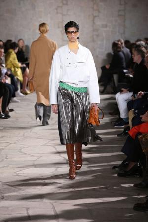 ロエベはレトロとフューチャーを現代に飲み込む【2015-16秋冬ウィメンズ】