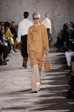 ロエベはレトロとフューチャーを現代に飲み込む【2015-16秋冬ウィメンズ】