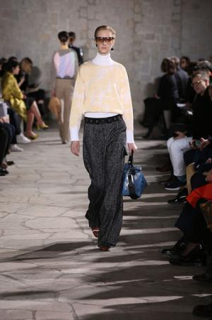 ロエベはレトロとフューチャーを現代に飲み込む【2015-16秋冬ウィメンズ】