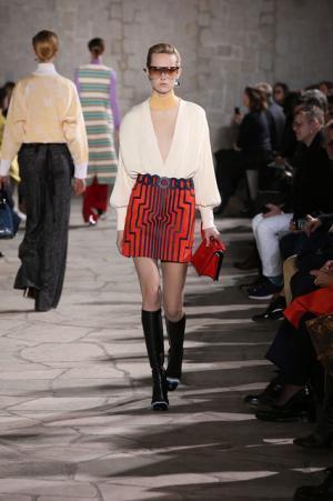 ロエベはレトロとフューチャーを現代に飲み込む【2015-16秋冬ウィメンズ】