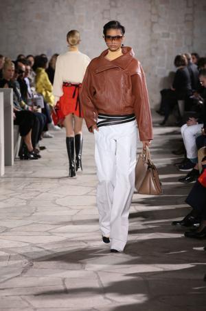 ロエベはレトロとフューチャーを現代に飲み込む【2015-16秋冬ウィメンズ】