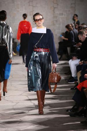 ロエベはレトロとフューチャーを現代に飲み込む【2015-16秋冬ウィメンズ】