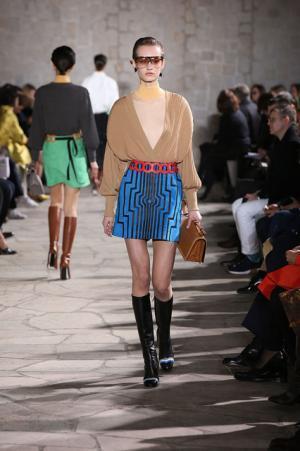 ロエベはレトロとフューチャーを現代に飲み込む【2015-16秋冬ウィメンズ】