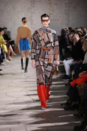 ロエベはレトロとフューチャーを現代に飲み込む【2015-16秋冬ウィメンズ】