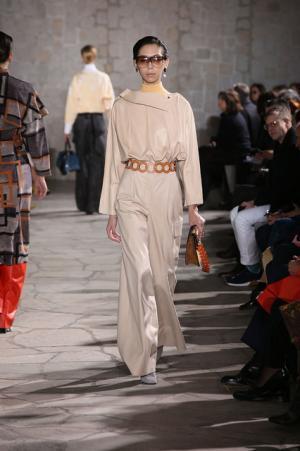 ロエベはレトロとフューチャーを現代に飲み込む【2015-16秋冬ウィメンズ】