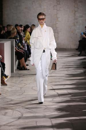 ロエベはレトロとフューチャーを現代に飲み込む【2015-16秋冬ウィメンズ】