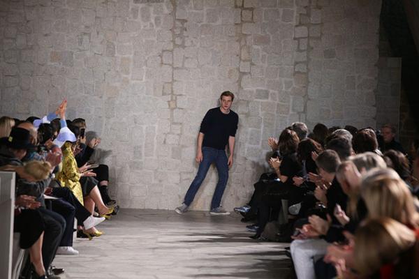 ロエベはレトロとフューチャーを現代に飲み込む【2015-16秋冬ウィメンズ】