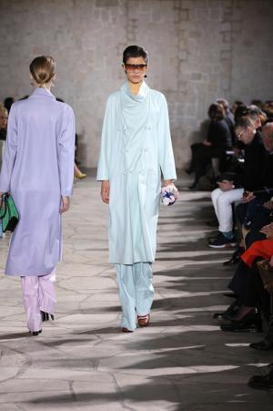 ロエベはレトロとフューチャーを現代に飲み込む【2015-16秋冬ウィメンズ】